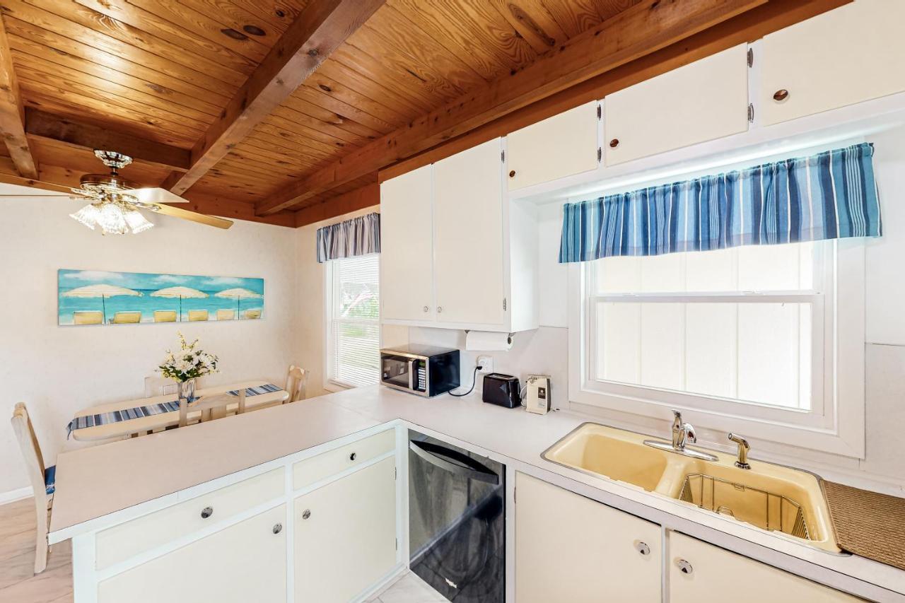 Ginny'S Coastal Cottage Oak Island Exterior foto